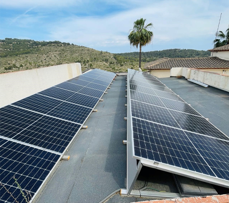 10 kW-os háromfázisú hibrid napelemes rendszer Spanyolországban